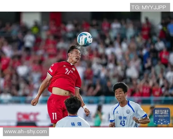 璀璨足球星空闪耀赛场顶尖球员风采汇聚成耀眼画卷